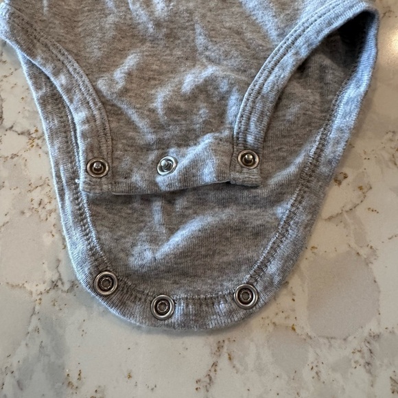 6M Carter’s - Gray Long Sleeve Baby Onesie - Picture 7 of 8